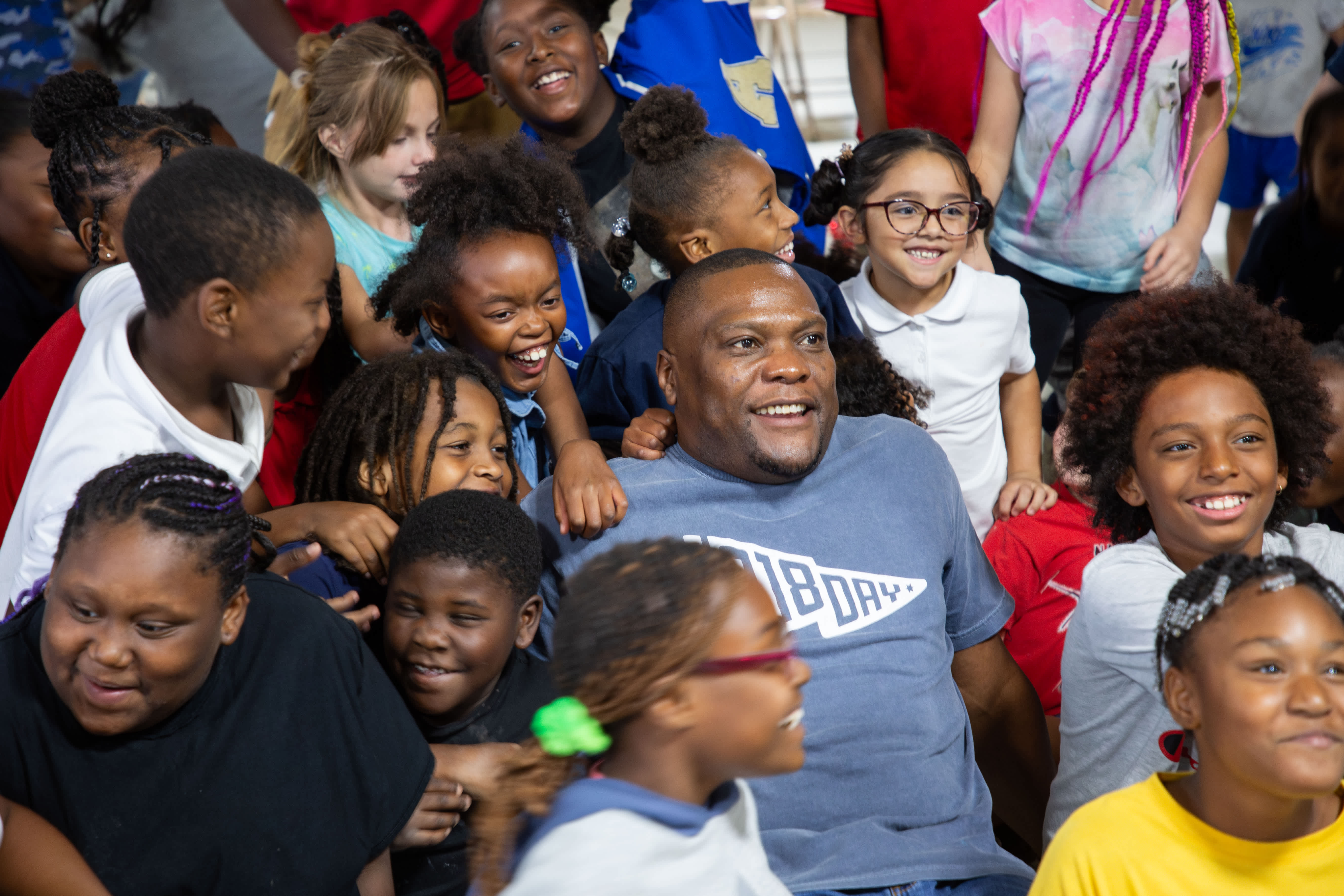 student pose for a photo with the mayor
